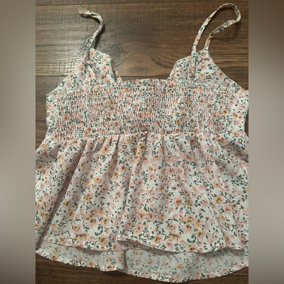 Flirty Floral Top - Picture 4 of 4